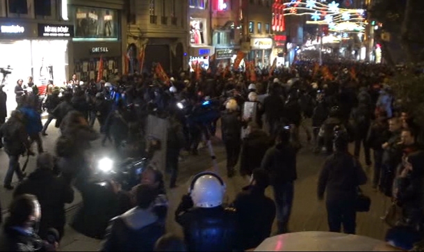 Taksim'de 'internet yasası' protestosuna polis müdahalesi