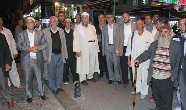 Dolandırıldıklarını iddia eden hacı adayları, firma önünde nöbet tutuyor