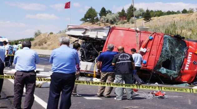 Yangın ihbarına giden itfaiye aracı kaza yaptı: 2 itfaiyeci öldü