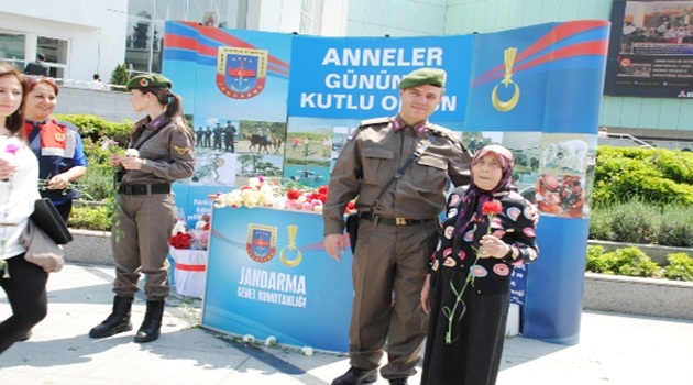 Jandarmadan annelere çiçekli kutlama