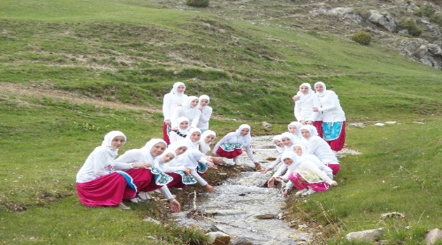 Ribnovo'da hatim töreni sonrası öğrencilerden "Kevser havuzunda buluşalım" duası