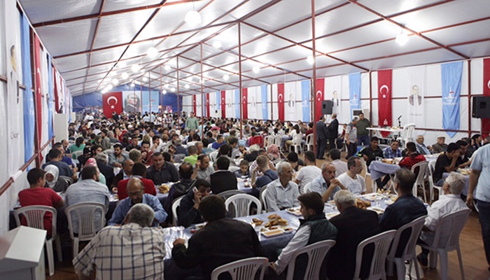 Ramazan'ın ilk iftarında meydanlar doldu