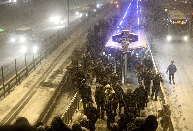 İstanbul'da trafik durdu metrobüs aksadı