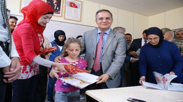 Suriyeli öğrencilere iki ülke bayrağının yeraldığı karne verildi