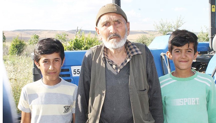 90 yaşında tarla sürüp bahçe temizliyor
