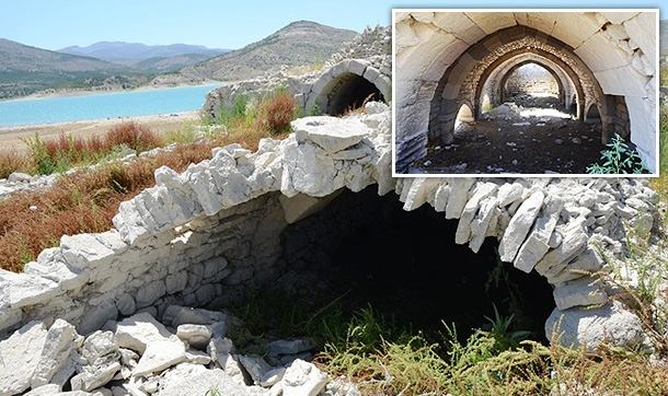 Baraj kurudu, 800 yıllık han gün yüzüne çıktı