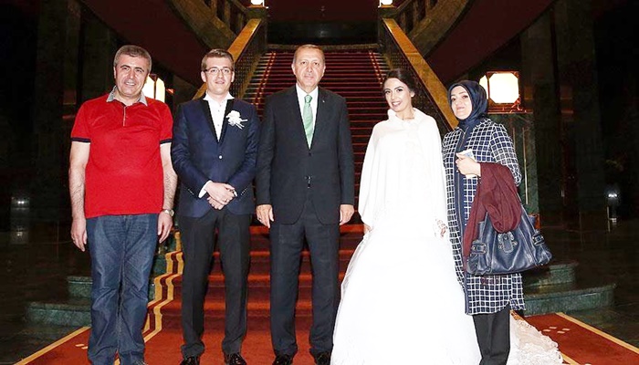 Cumhurbaşkanı Erdoğan demokrasi nöbetine katılan gelin ve damadı kabul etti