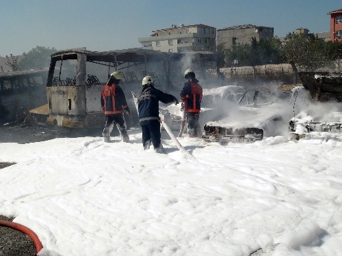Ot yangını 50 araca zarar verdi