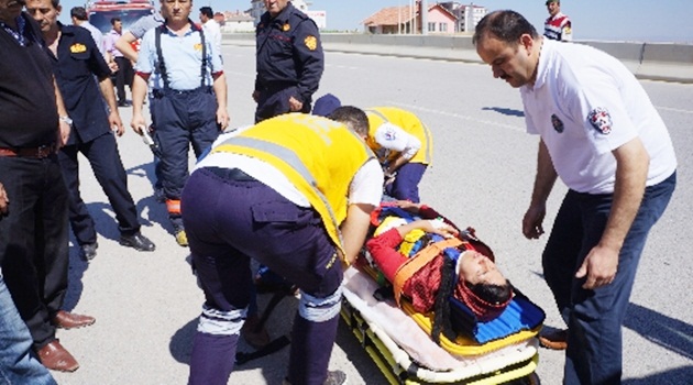 Kadın işçileri taşıyan minibüs takla attı: 20 yaralı