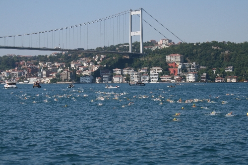 Asya'dan Avrupa'ya yüzerek geçiyorlar
