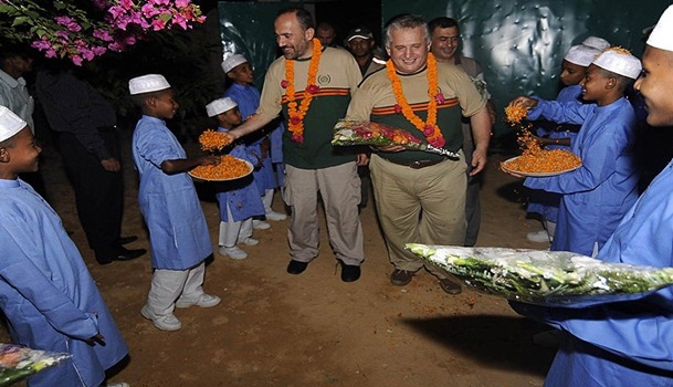 Arakan'da vekiller çiçeklerle karşılandı
