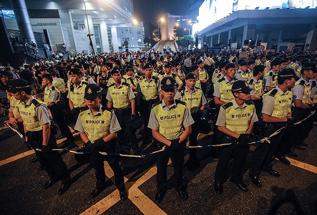 Hong Kong'da polis alanları boşaltmaya başladı