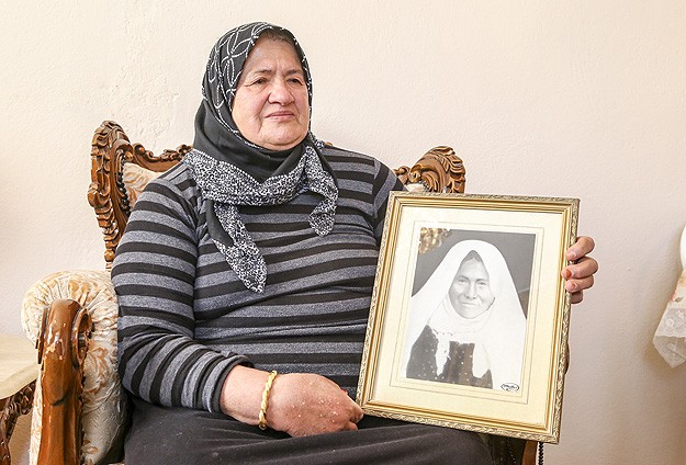 Davutoğlu'nun annesinin fotoğrafını gözyaşlarıyla anlattı