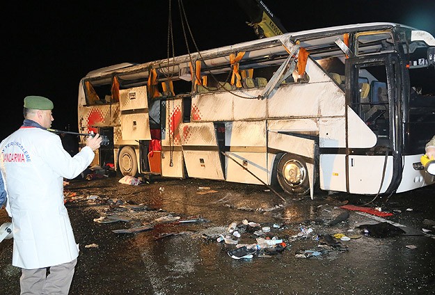 Sivas'ta polisleri taşıyan otobüs devrildi: 3 şehit, 35 yaralı