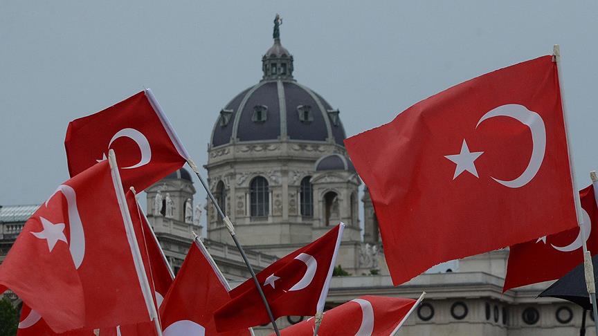 Avusturya'da darbe karşıtı Türklere bayrak yasağı