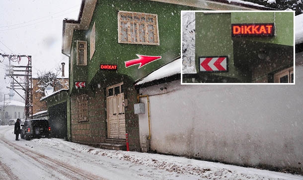 Baba yadigarı evini korumak için ışıklı uyarı levhası astı