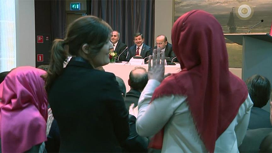 Başbakan Davutoğlu'ndan işitme engelli genç kıza destek sözü