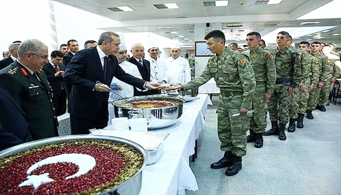 Cumhurbaşkanı Erdoğan Muhafız Alayı'na aşure dağıttı