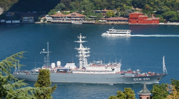 Rus savaş gemileri Boğaz'dan geçti