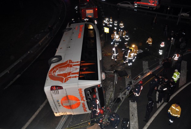 İstanbul'da yolcu otobüsü devrildi: 2 ölü, 10 yaralı