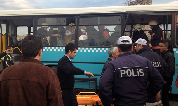 Özel halk otobüsü aşırı hız sonucu kaza yaptı: 5 yaralı
