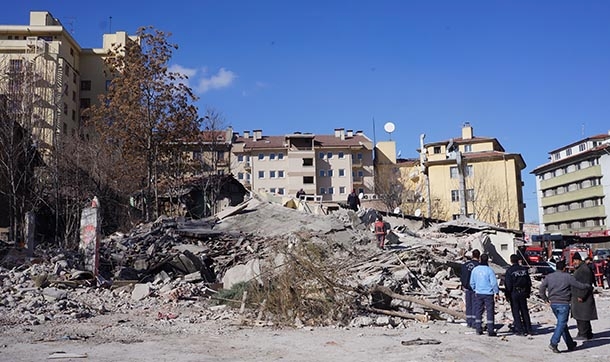 Ankara'da 5 katlı bina çöktü, 1 kişi öldü