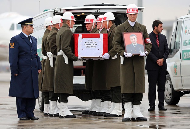Şehit pilotlar son yolculuklarına uğurlanıyor