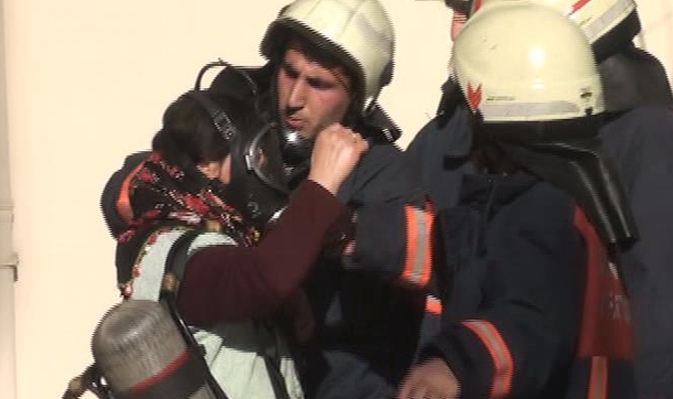 İtfaiyeden gaz maskeli kurtarma
