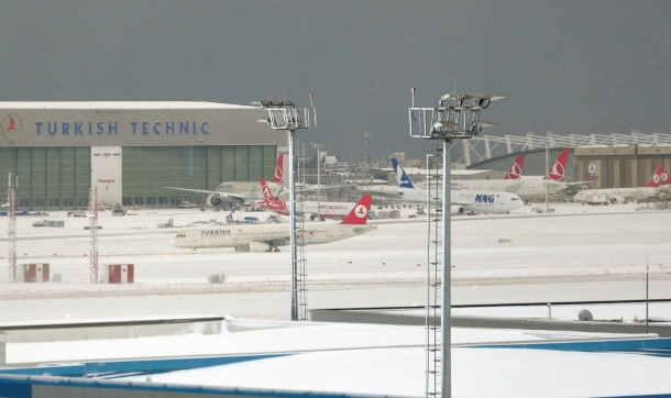 THY uçağı pistten çıkıp toprağa saplandı