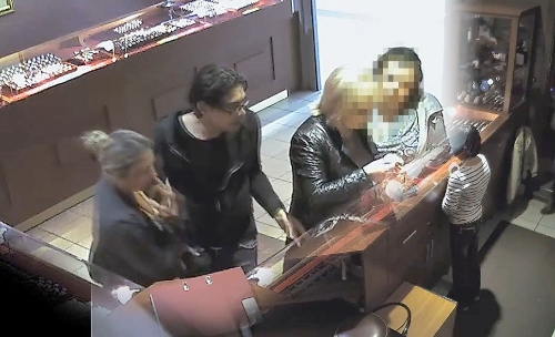 Rusya'da kuyumcuda vatandaşı soyan hırsız kamerada
