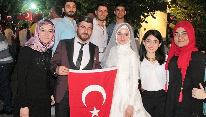 Nikah masasından 'demokrasi nöbeti'ne koştular