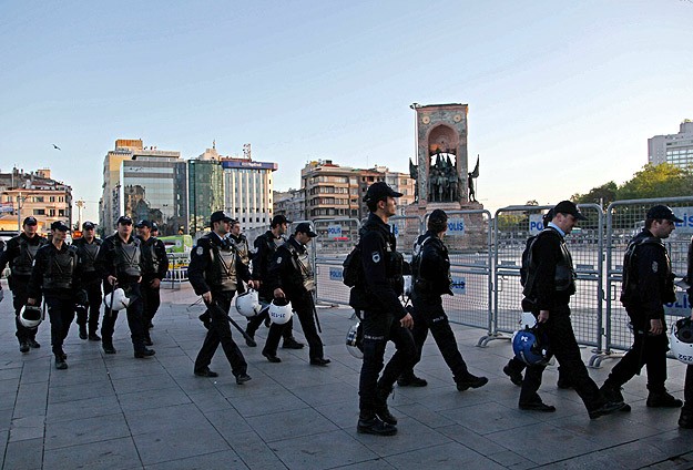 İstanbul'da polisten 'Dağılın' uyarısı