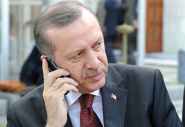 Serbest bırakılan kamu görevlilerini aradı