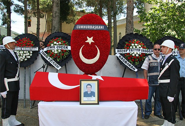 Şehit komiser toprağa verildi