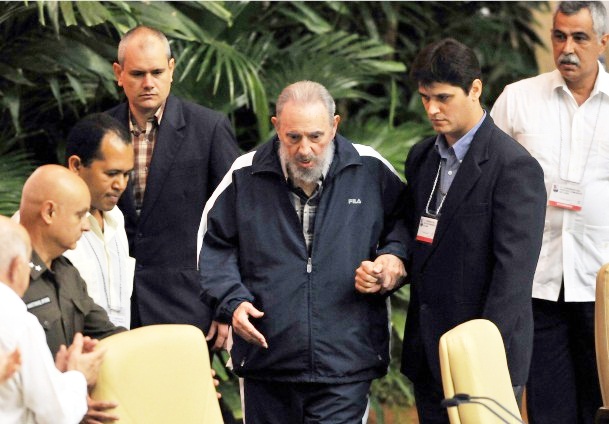 Castro, halkın karşısına çıktı