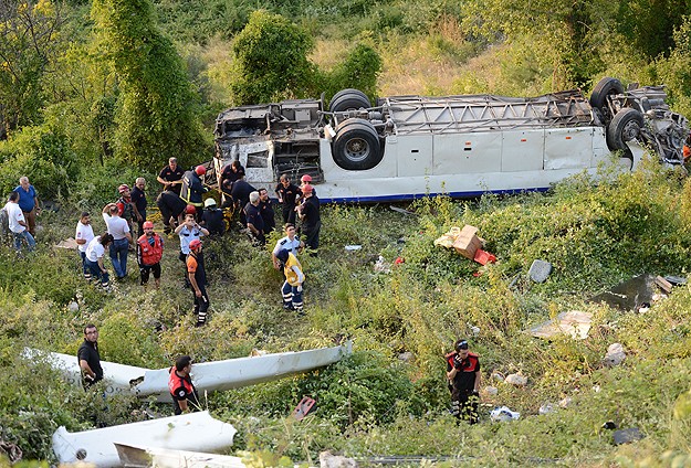 TEM Otoyolu'nda otobüs şarampole devrildi