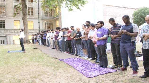 Müslüman öğrencilerden üniversite bahçesinde iftar