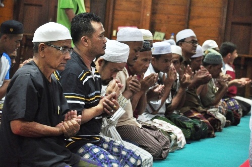 Taylandlı Müslümanlar, iftar sonrası Arakan ve Suriye için dua ediyor 