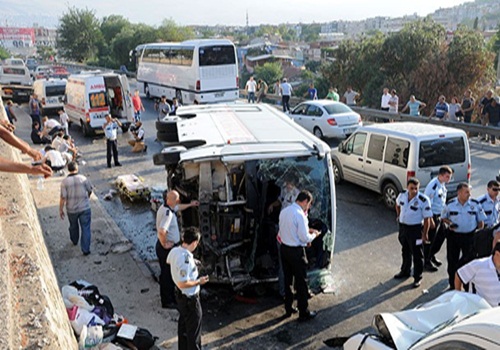 İzmir'de zincirleme trafik kazası: 14 yaralı