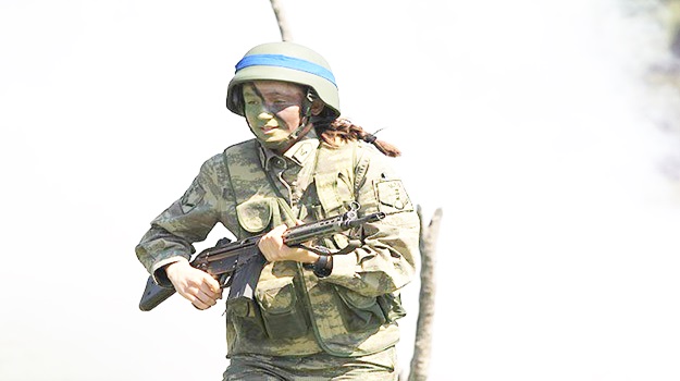 Vatan savunmaya aday kadın astsubaylar