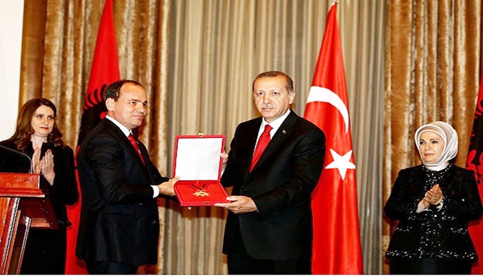 Cumhurbaşkanı Erdoğan'a "Ulusal Bayrak Nişanı"