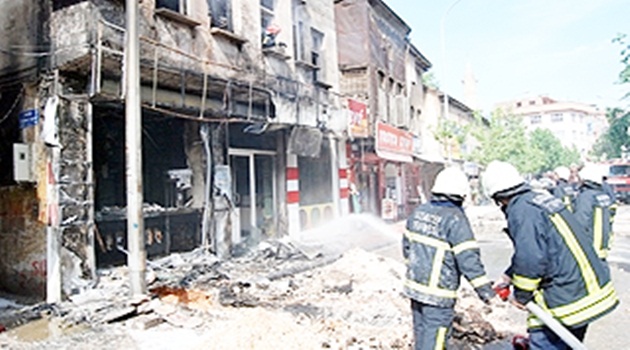 Gaziantep'te doğalgaz borusu patladı, iki katlı bina kül oldu
