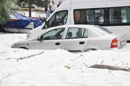 Erzurum'u dolu vurdu, birikintilere saplanan araçları ekipler kurtardı