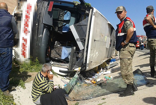Sivas'ta yolcu otobüsü şarampole devrildi: 25 yaralı