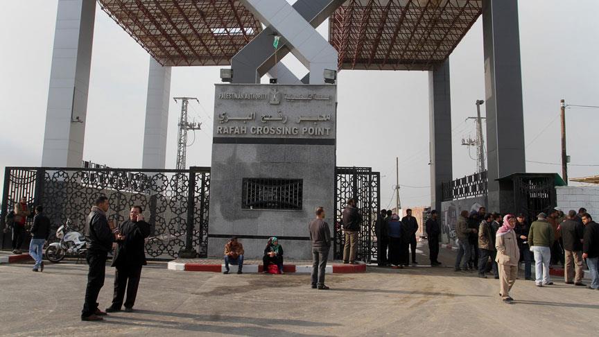 Mısır Refah Sınır Kapısı'nı iki günlüğüne açtı