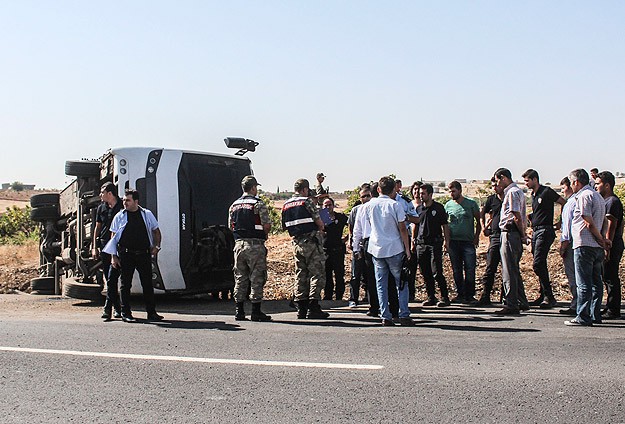 Şanlıurfa'da çevik kuvvet otobüsü devrildi: 4 yaralı