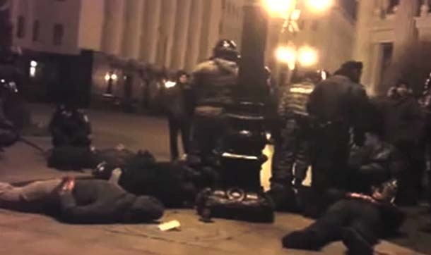Ukrayna'da polis, yakaladığı eylemcileri tekme tokat dövdü