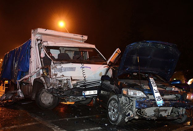 Freni patlayan kamyon 9 araca çarparak durabildi
