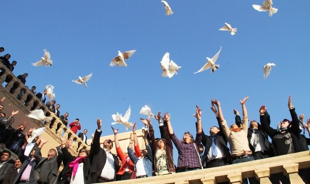 Muhtarlar, Mardin'de barışa destek için beyaz güvercin uçurdu