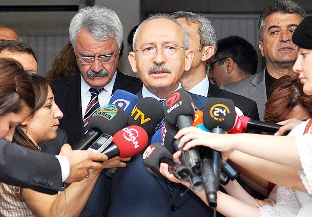 Dereyi görmeden paça sıvanır mı?